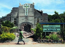 Zniszczony przez tsunami kościół w Gizo