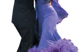 Quickstep. Wywodzi się od fokstrota. Jest jednak o wiele szybszy. Czasami quickstepa nazywa się szybkim fokstrotem. 