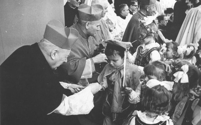  Kardynałowie Wyszyński i Wojtyła w czasie uroczystości w Nowej Hucie, 9 maja 1971 r.