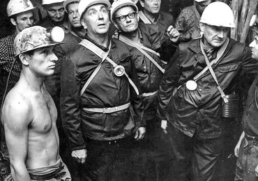 I sekretarz KC PZPR Edward Gierek i premier Piotr Jaroszewicz wśród górników