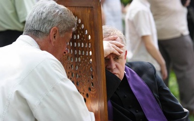 Benedykt XVI: Spowiednik współpracuje w ewangelizacji