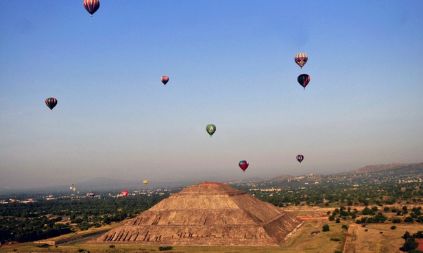 Balony nad piramidą
