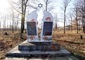 Faszystowskie symbole na żydowskich mogiłach