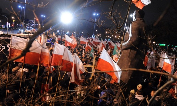 Postkomuniści uderzają w narodowców