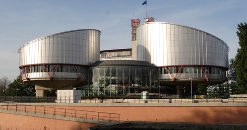 Trybunał strasburski: Państwo może odmówić uznania mężczyzny za matkę, a kobiety za ojca