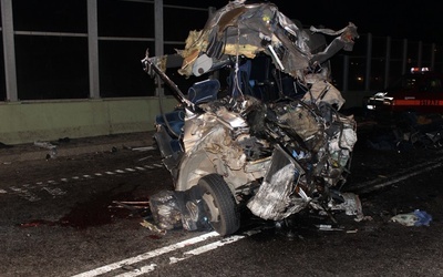 8 osób zginęło w zderzeniu busa i naczepy