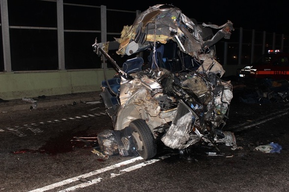 8 osób zginęło w zderzeniu busa i naczepy