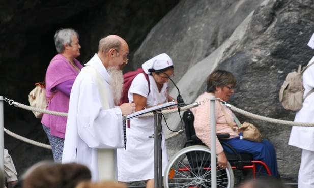 Lourdes. Tu każdego dnia tłumy ludzi modlą się o cud