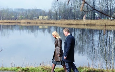  Okoliczności przyrody może i piękne, bo na zdjęciu nie widać smrodu. Brzegiem stawu, który zostanie oczyszczony,  idą minister rozwoju regionalnego Elżbieta Bieńkowska  i prezydent Świętochłowic Dawid Kostempski