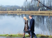  Okoliczności przyrody może i piękne, bo na zdjęciu nie widać smrodu. Brzegiem stawu, który zostanie oczyszczony,  idą minister rozwoju regionalnego Elżbieta Bieńkowska  i prezydent Świętochłowic Dawid Kostempski