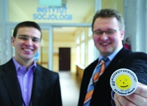 Socjologowie Łukasz Greń i Tomasz Pal prezentują logo Festiwalu Humoru