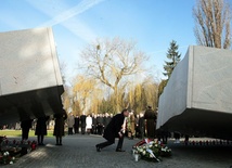 Na Powązkach uczczono pamięć ofiar katastrofy
