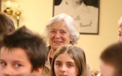 Wanda Gawrońska podczas oglądania wystawy