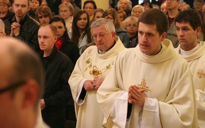 Proboszcz Stanisław Noga uroczyście wprowadził relikwie Błogosławionego do kościoła