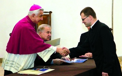 Każdy z diakonów otrzymał dekret od abp. Wojciecha Ziemby kierujący go do pracy 