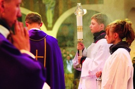 Eucharystia  jest  najważniejszym momentem każdego czuwania. Każdy chętny może służyć do Mszy św. 