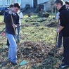  Młodzież w wolnym czasie porządkowała posesję domu rekolekcyjnego