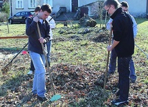  Młodzież w wolnym czasie porządkowała posesję domu rekolekcyjnego