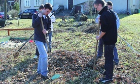  Młodzież w wolnym czasie porządkowała posesję domu rekolekcyjnego