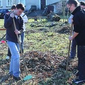  Młodzież w wolnym czasie porządkowała posesję domu rekolekcyjnego