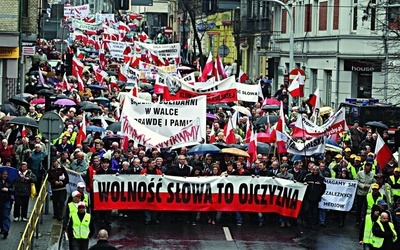  Protestujący przemaszero-wali przez samo centrum Katowic  – od katedry do pomnika Powstańców Śląskich