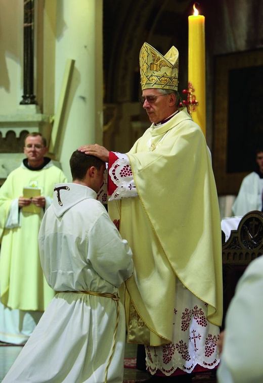  Arcybiskup nakłada ręce na nowego diakona br. Karola Pielę z Krzyżanowic