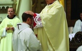  Arcybiskup nakłada ręce na nowego diakona br. Karola Pielę z Krzyżanowic