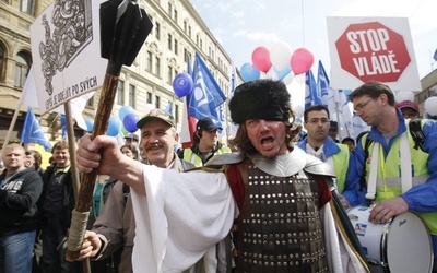 Tłumy protestują w Pradze przeciw rządowi