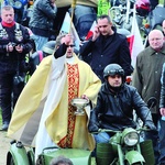 Po Eucharystii kapłani święcili motocykle i ich użytkowników, by tegoroczny sezon był dla wszystkich bezpieczny