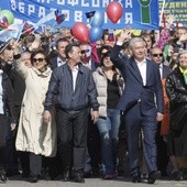 Miedwiediew i Putin na czele pochodu