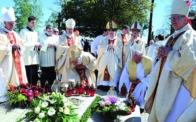  Modlitwa przy grobie bp. Juliusza Bieńka, pochowanego na cmentarzu w rodzinnej parafii św. Mikołaja i św. Małgorzaty w Wysokiej