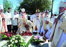  Modlitwa przy grobie bp. Juliusza Bieńka, pochowanego na cmentarzu w rodzinnej parafii św. Mikołaja i św. Małgorzaty w Wysokiej