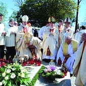  Modlitwa przy grobie bp. Juliusza Bieńka, pochowanego na cmentarzu w rodzinnej parafii św. Mikołaja i św. Małgorzaty w Wysokiej