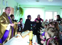  Proboszcz chwali współpracę ze szkołą w Toprzynach, która udostępnia pomieszczenie na Msze św.