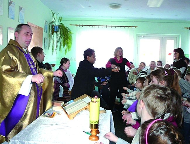  Proboszcz chwali współpracę ze szkołą w Toprzynach, która udostępnia pomieszczenie na Msze św.