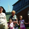  Magdalena i Artur Ślęzakowie z córkami, w środku Joanna Grajewska- -Wróbel, dyrektor nowej Katolickiej Szkoły Podstawowej