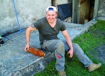  Artur Woźniak z Radoszów zorientował się, że to niewybuch, a nie kolejna rura kanalizacyjna, dopiero gdy wyciągnął pocisk z wykopu