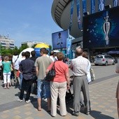 Kibice z Katowic witają Puchar UEFA