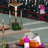 Papiescy ceremoniarze bp Piero Marini  i ks. prałat Konrad Krajewski