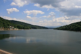 Zabytkowe tabernakulum nad brzegiem jeziora