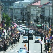 Ciepły, uśmiechnięty, serdeczny - Przejazd z lotniska do archikatedry