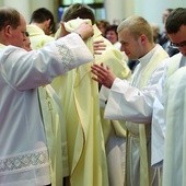 Proboszczowie pomogli nowym kapłanom założyć szaty liturgiczne