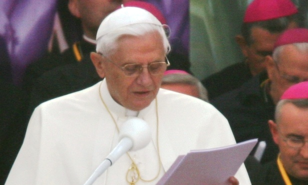 Benedykt XVI modli się ofiary