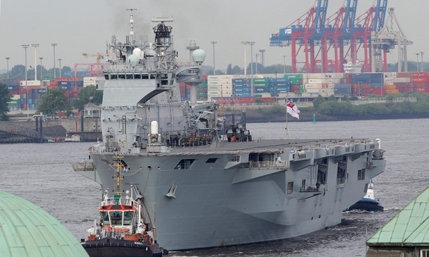 Brytyjski okręt płynie na Falklandy