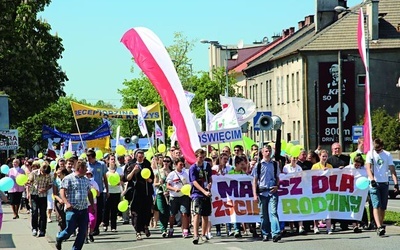  Uczestnicy marszu śpiewali, słuchali konferencji i przypominali: Rodzina jest najlepszą receptą na kryzys