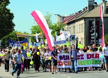  Uczestnicy marszu śpiewali, słuchali konferencji i przypominali: Rodzina jest najlepszą receptą na kryzys