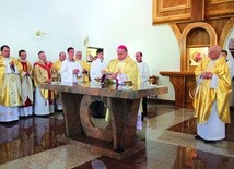  Konsekracji ołtarza i kościoła dokonał bp Tadeusz Rakoczy
