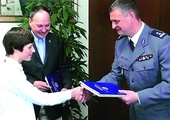  Taki wyczyn jest godny największych pochwał. Bogdan i Kacper Kwiatkowscy otrzymali gratulacje od gdyńskiego komendanta policji mł. insp. Roberta Leksyckiego