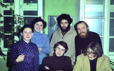  Eskaesowcy w 1978 r. Od lewej w dolnym rzędzie: Liliana Batko (Sonik), Józef Baran, Lesław Maleszka; w drugim rzędzie:  Danuta Sotwin (Skóra), Bronisław Wildstein i Bogusław Sonik. Roześmiani młodzi ludzie dopiero 23 lata później dowiedzą się,  że ich przyjaciel Maleszka od początku ich zdradzał... 