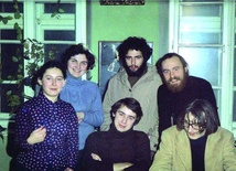  Eskaesowcy w 1978 r. Od lewej w dolnym rzędzie: Liliana Batko (Sonik), Józef Baran, Lesław Maleszka; w drugim rzędzie:  Danuta Sotwin (Skóra), Bronisław Wildstein i Bogusław Sonik. Roześmiani młodzi ludzie dopiero 23 lata później dowiedzą się,  że ich przyjaciel Maleszka od początku ich zdradzał... 